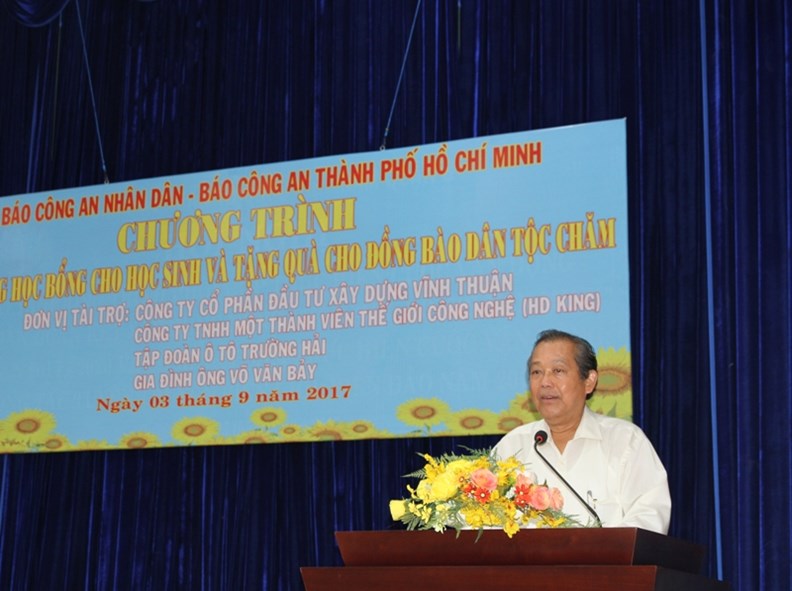 Phó Thủ tướng Trương Hòa Bình trao học bổng cho học sinh nghèo - ảnh 1